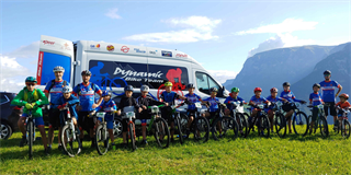 Foto di gruppo squadra giovanile Dynamic Bike Team Eppan ASV